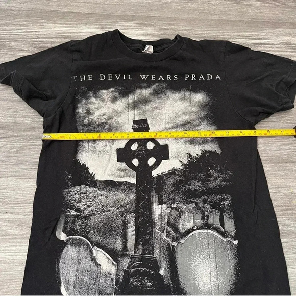 The Devil Wears Prada Men’s‎ T Shirt Size XS Short Sleeve Graphic Cemetery Cross - Picture 6 of 7